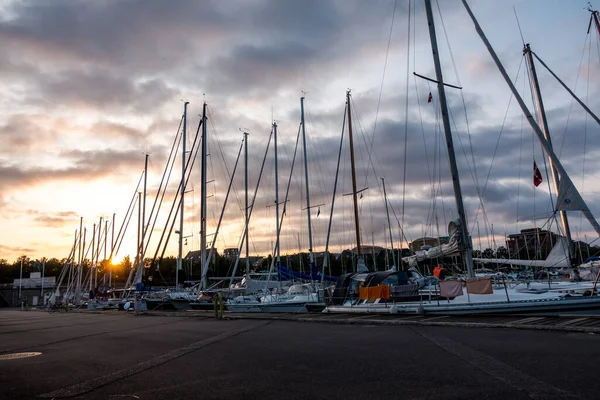 Vacker Brygga Kvällen Med Vackra Segelbåtar — Stockfoto