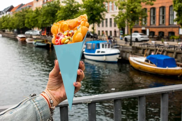 Kopenhag, Danimarka - 15 Temmuz 2019. Kopenhag 'ın arka planında dondurma waffle' ı
