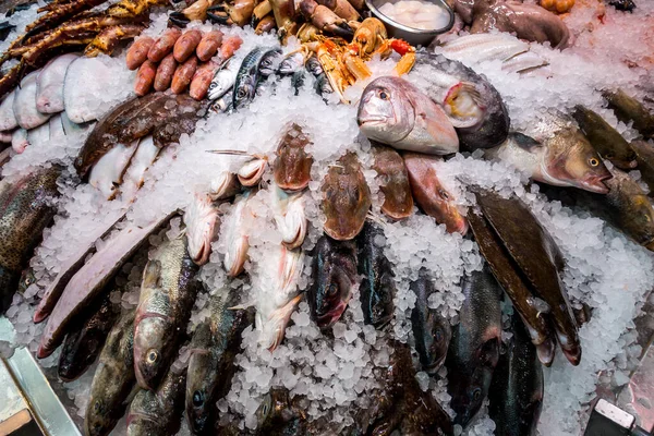 Frischer Fisch Und Meeresfrüchte Auf Dem Markt — Stockfoto