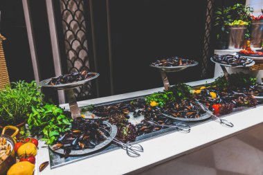 Restoranda açık büfe yemekler