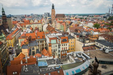 Wrocaw, Polonya - 15 Haziran 2019. Wroclaw şehrinin caddeleri ve evleri. Şehir manzarası
