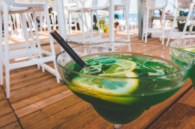 Bir yaz kafede güzel yeşil kokteyl
