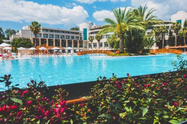 Güzel tatil beldesi. Yeşil ve çiçekler