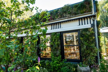 Kopenhag, Danimarka - 21 Temmuz 2019. Parkta güzel bir açık hava restoranı var.