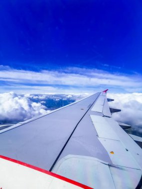 Uçak penceresinden, kanat görüntüsü