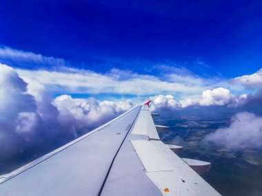 Uçak penceresinden, kanat görüntüsü