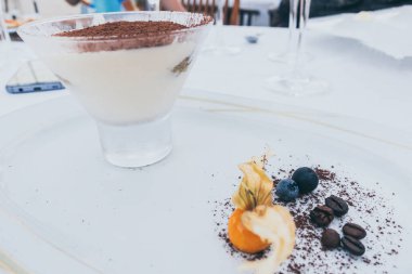 Restoran seyahatlerinin arka planında tiramisu