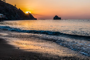 Gündoğumu kumsalda deniz