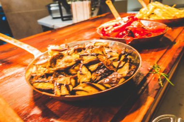 Restoranda açık büfe yemekler