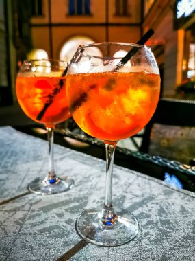 Akşam kafesinde Aperol kokteyli.