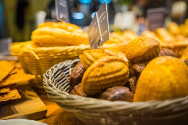 Kahvaltı için kafede nefis taze hamur işleri.