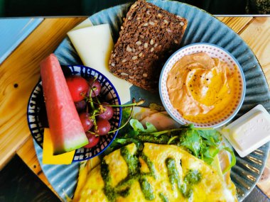 Omlet ve sebzeli lezzetli bir kahvaltı.