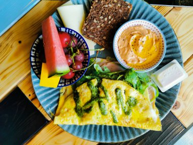 Omlet ve sebzeli lezzetli bir kahvaltı.