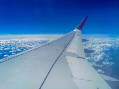 Uçak penceresinden, kanat görüntüsü