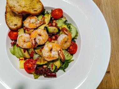 Karidesli salata ve ızgara sebze.