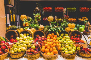 Çeşitli meyvelerin sergilenmesi