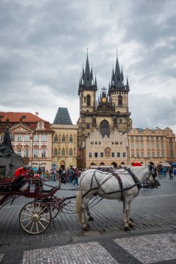 Prag, Çek Cumhuriyeti - 21 Eylül 2019. Güz Prag 'ın güzel sokakları ve mimarisi