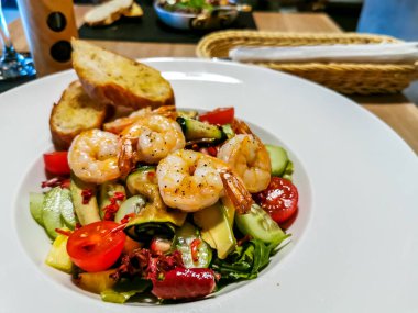 Karidesli salata ve ızgara sebze.