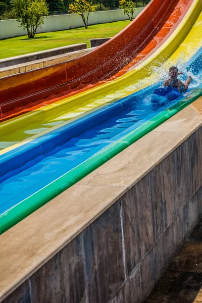 Jongen Rijdt Een Dia Het Waterpark — Stockfoto