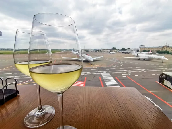 Vino Aeropuerto Esperando Vuelo — Foto de Stock