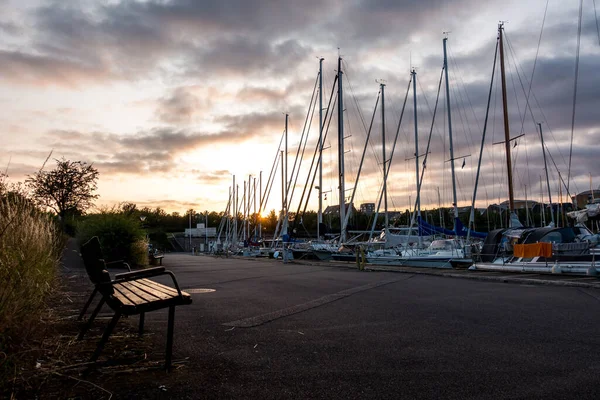 Hermoso Muelle Por Noche Con Hermosos Yates Vela — Foto de Stock