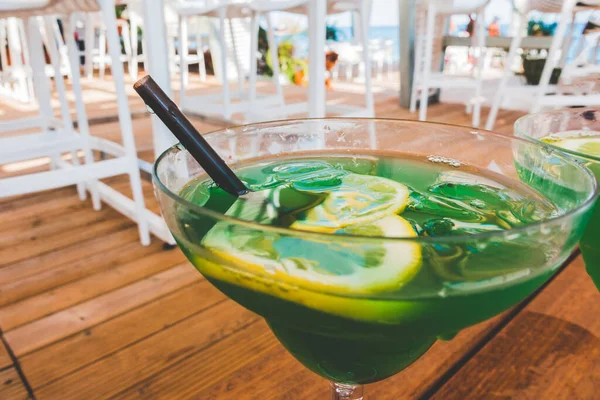 Bir Yaz Kafede Güzel Yeşil Kokteyl — Stok fotoğraf