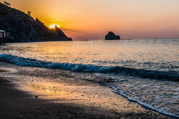 Gündoğumu Kumsalda Deniz — Stok fotoğraf