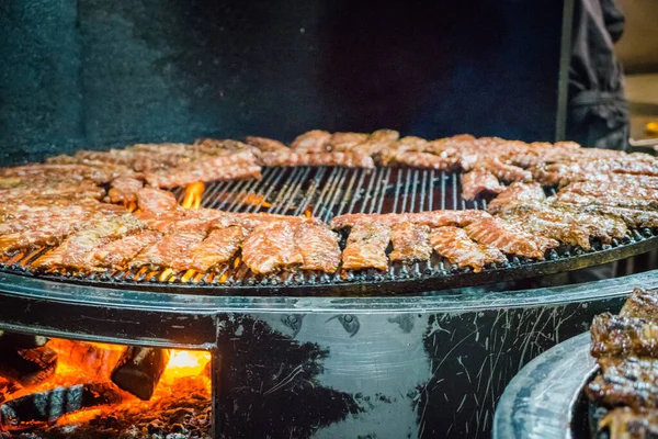 Gegrillte Rippchen Auf Einem Riesigen Grill — Stockfoto