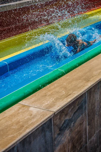 Menino Monta Slide Parque Aquático — Fotografia de Stock