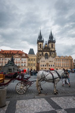Prag, Çek Cumhuriyeti - 21 Eylül 2019. Güz Prag 'ın güzel sokakları ve mimarisi