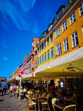 Kopenhag, Danimarka - 16 Temmuz 2019. Kopenhag 'ın güzel caddeleri seyahat geçmişi