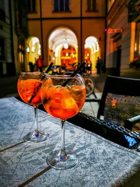 Akşam kafesinde Aperol kokteyli.