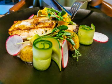 Sebze geçmişi olan ızgara turna balığı.