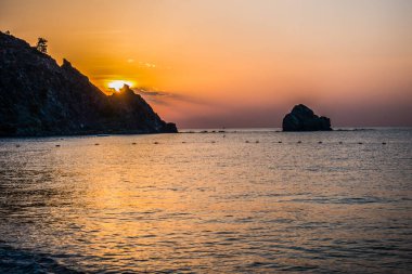 Gündoğumu kumsalda deniz