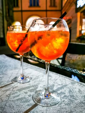 Akşam kafesinde Aperol kokteyli.