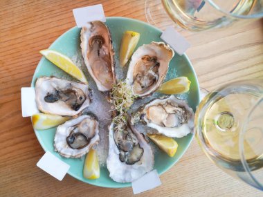 Masadaki istiridyeler lezzetli öğle yemekleri.