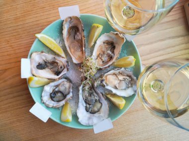 Masadaki istiridyeler lezzetli öğle yemekleri.