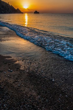Gündoğumu kumsalda deniz