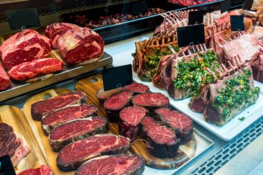 Tezgahta farklı türde taze et var.