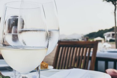 Deniz seyahati arka planında güzel bir restoranda akşam yemeği.