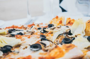 Restoran gezisi arka planında pizza.