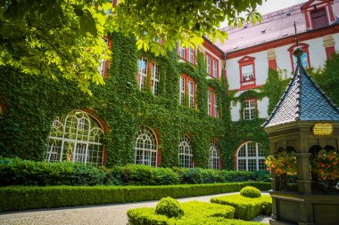 Eski Polonya şehrinin mimarisi. Pençe