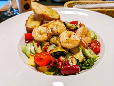 Karidesli salata ve ızgara sebze.