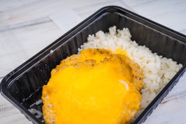 Peynirli ve pirinçli tavuk pirzolası.