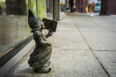 Wrocaw, Polonya - 17 Haziran 2019. Wroclaw şehrinin caddeleri ve evleri. Şehir manzarası