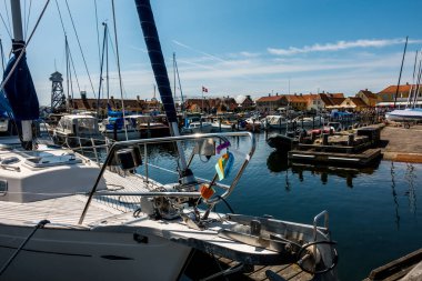 Yatları olan güzel Danimarka limanı