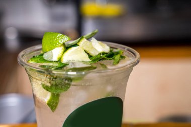 Mojito yapımı kafenin arka planında