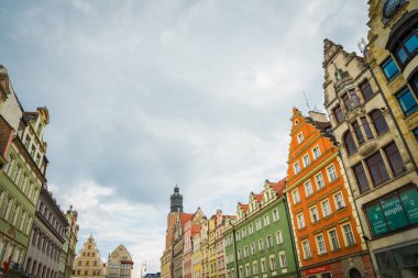 Wrocaw, Polonya - 17 Haziran 2019. Wroclaw şehrinin caddeleri ve evleri. Şehir manzarası