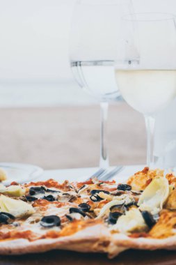Restoran gezisi arka planında pizza.