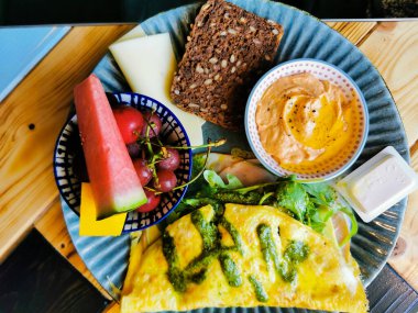 Omlet ve sebzeli lezzetli bir kahvaltı.